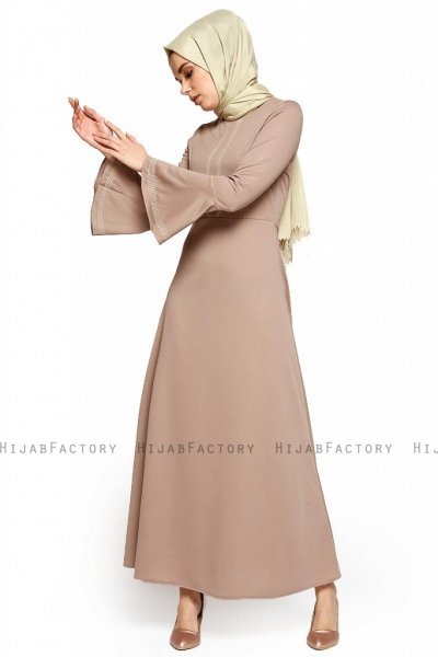 Deste - Taupe Klänning - Miss Halima